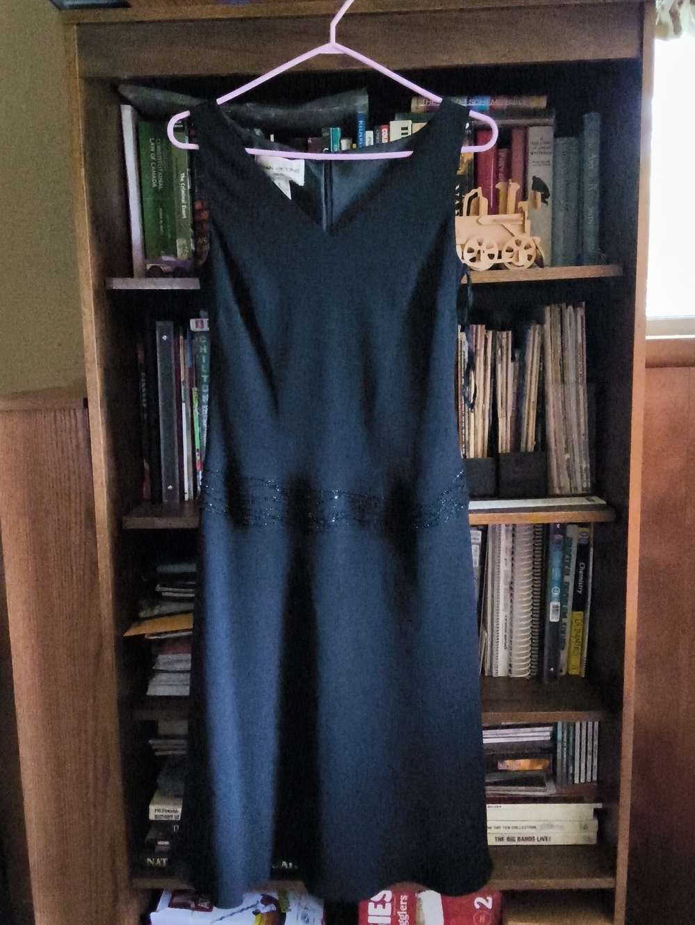 Evan Picone Black Sleeveless V-Neck Midi Dress with Beaded Waist